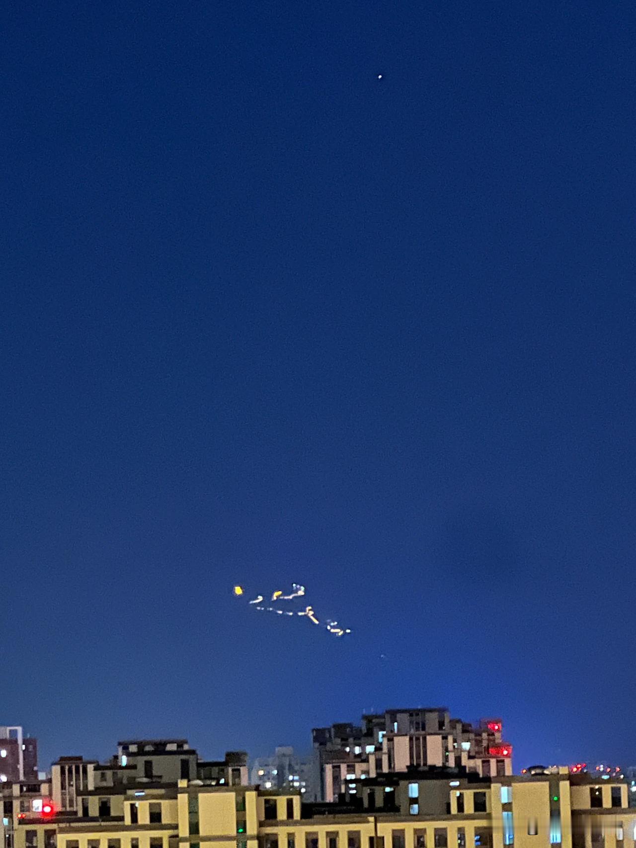 西安城南秦岭山上夜晚🎑的灯光造型

好像一支悬浮在天空中的蝎子🦂

大家知道