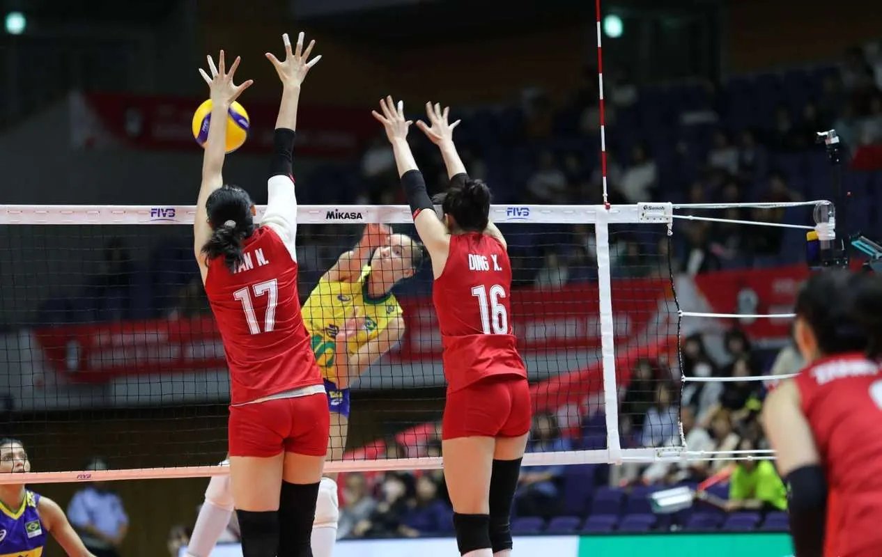 中国女排VS日本女排中国女排3-0横扫日本！第三局16-18落后连得9分逆转，拦