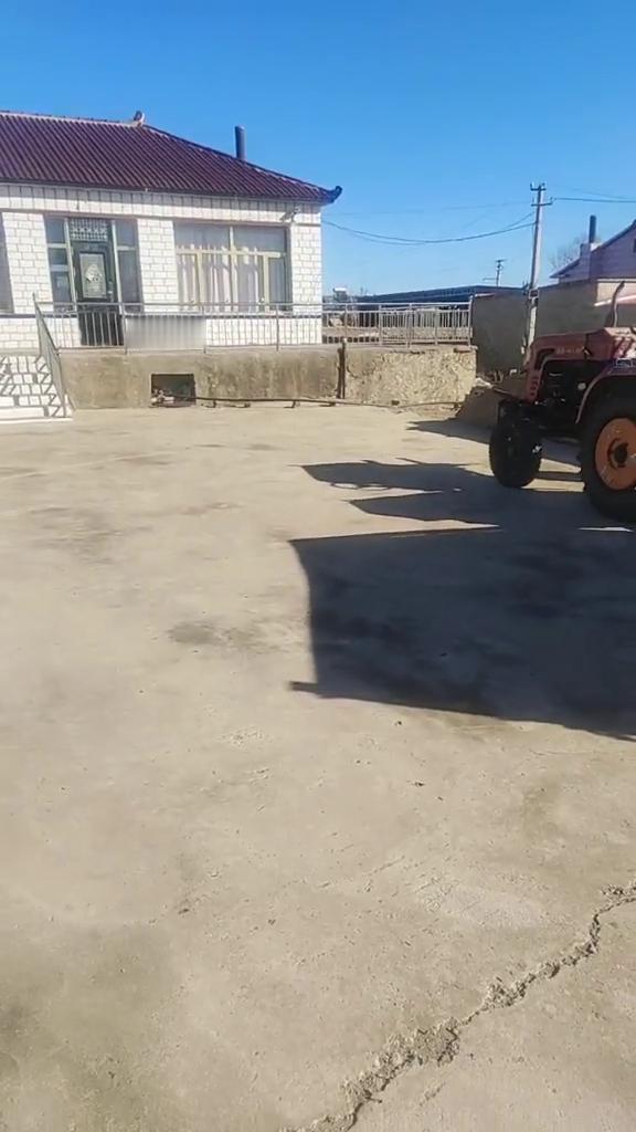 这个是我的家，看看我们村的房子。