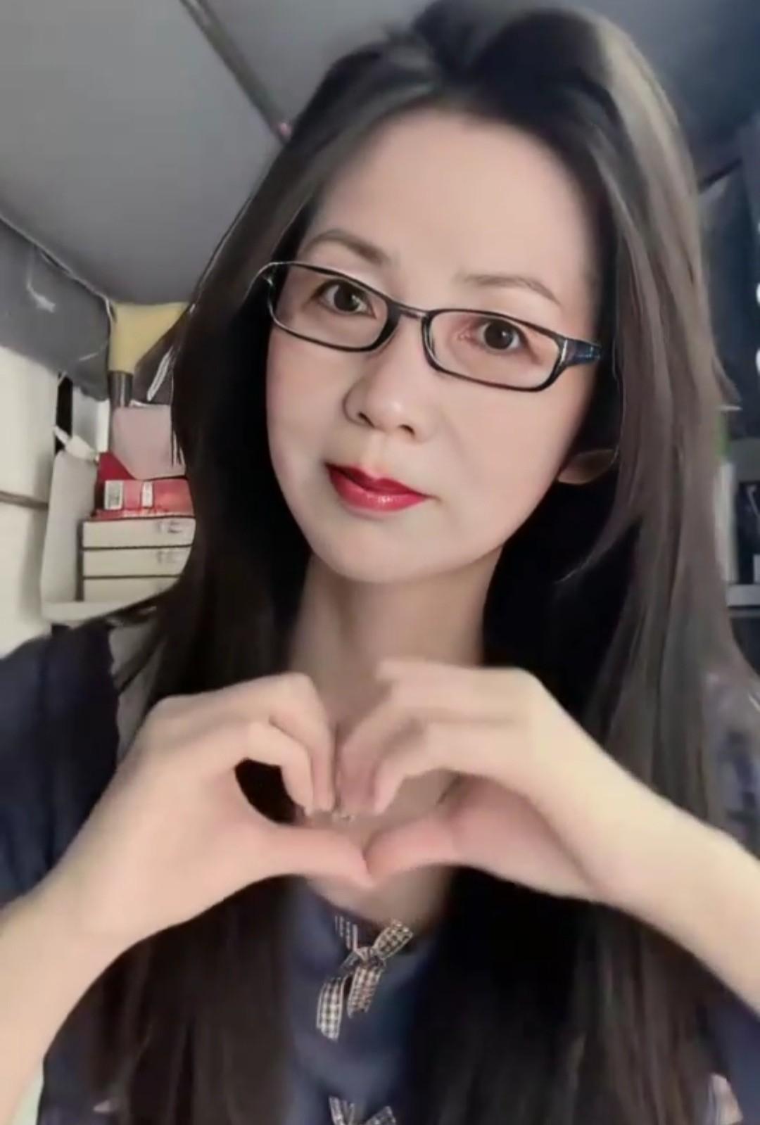 “爱是包容，是陪伴，是相互扶持；爱是不离不弃，是毫无保留，是一起成长。”这句话简