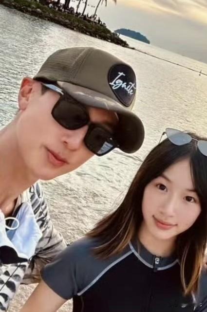 15岁NeiNei疑恋爱‼️男方正脸照曝光承诺“会对她好”
吴尊女儿neinei