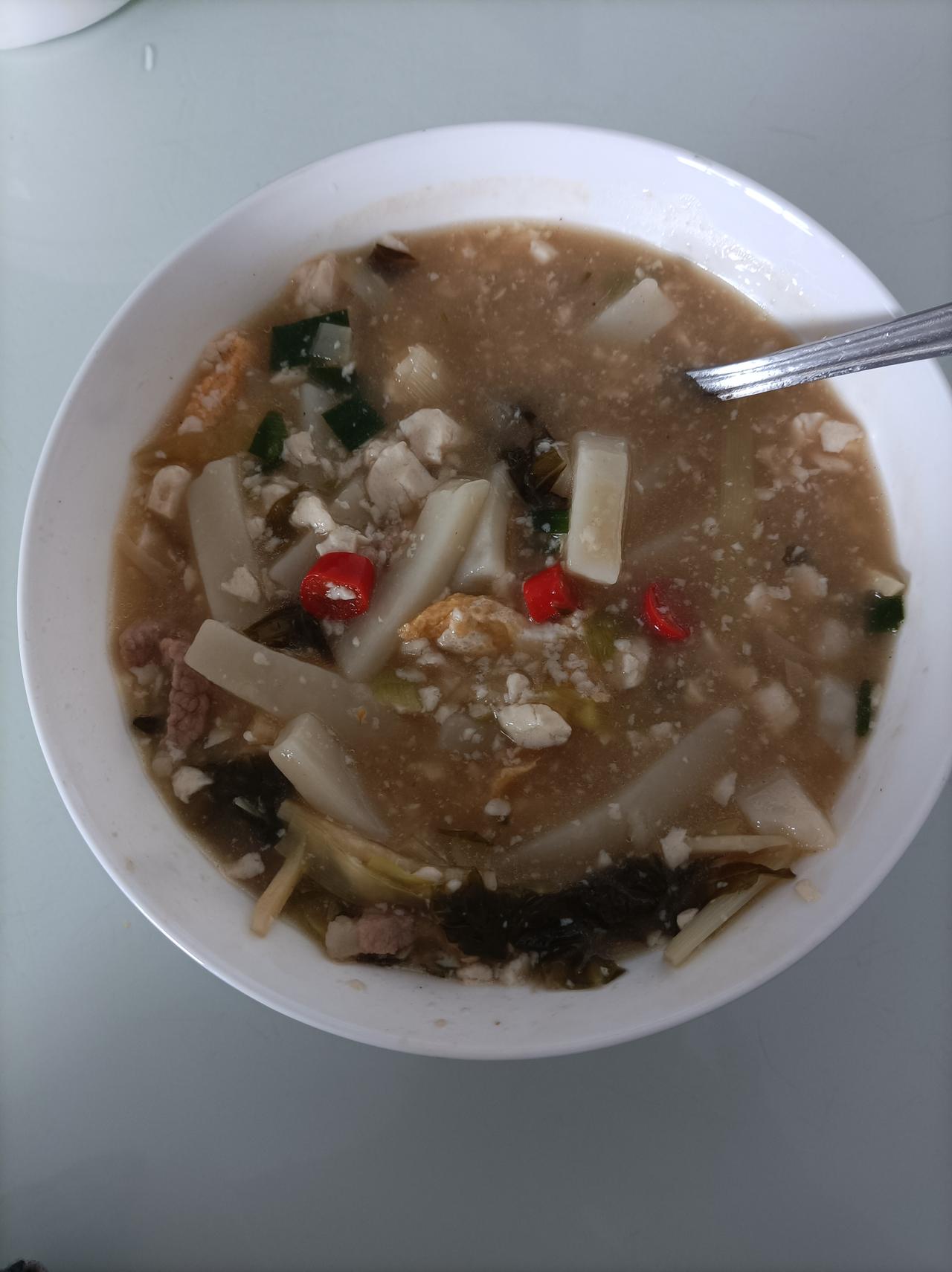 春日三餐打卡昨天晚上又吃了家乡炒年糕，加了好多配料:豆腐，韮黄，咸菜，瘦肉，蒜苗