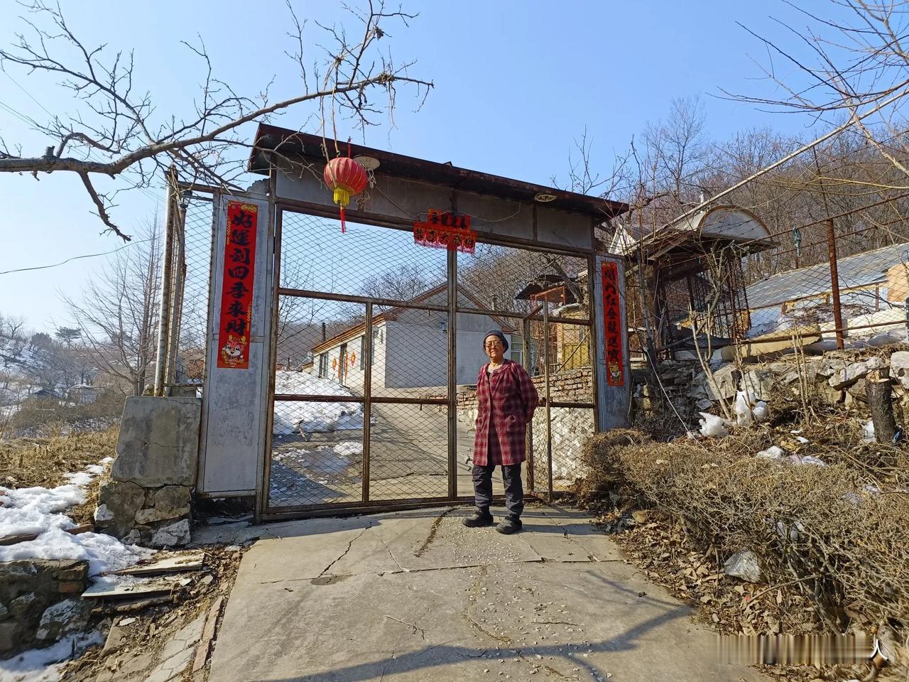 感觉老妈真的有点儿“仙气儿”。
老妈今年82岁了。自从老爸走后就一直自己生活在农