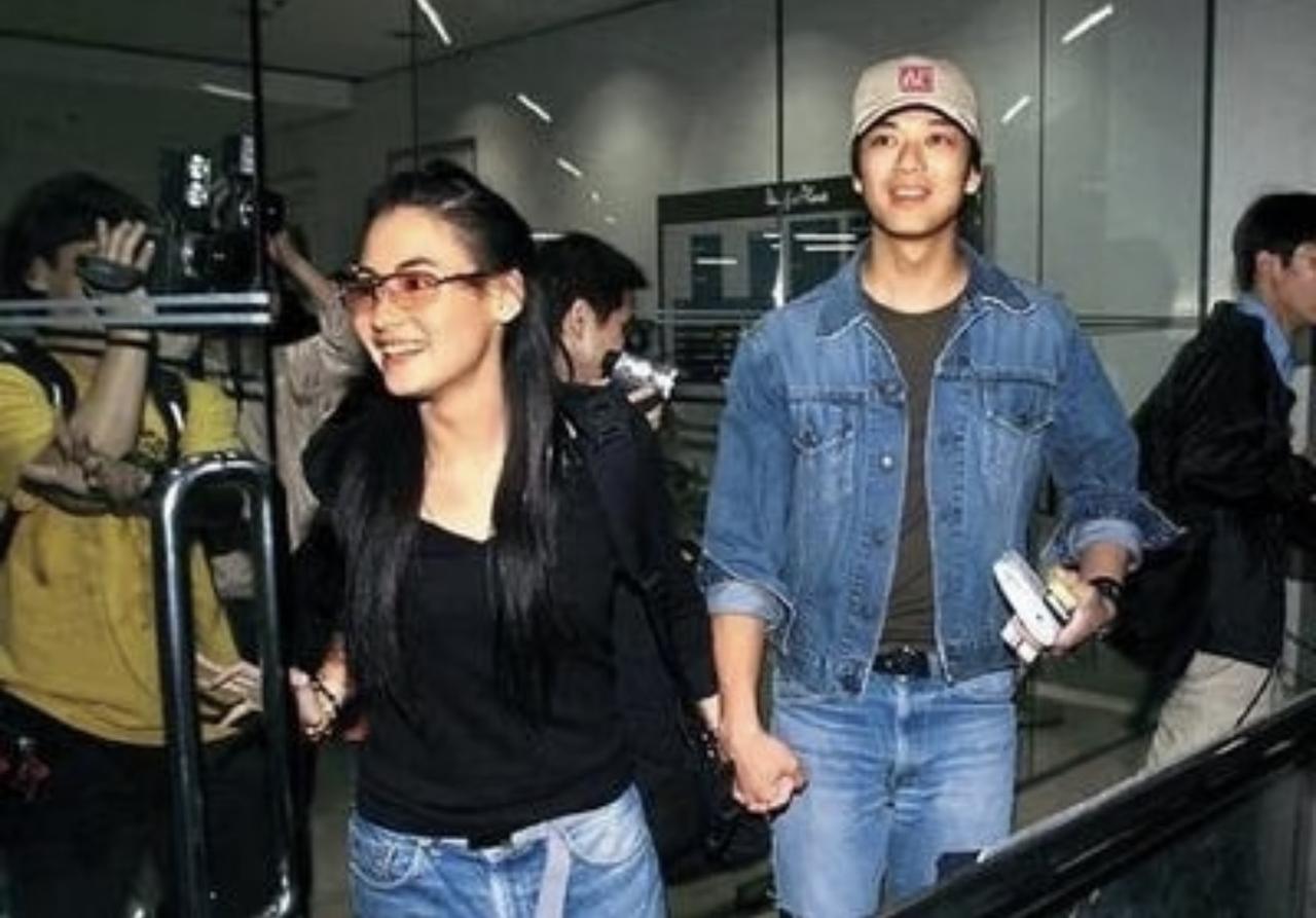 1999年，19岁的张柏芝凭借电影《喜剧之王》走红，她与陈晓东相恋了。

因被记