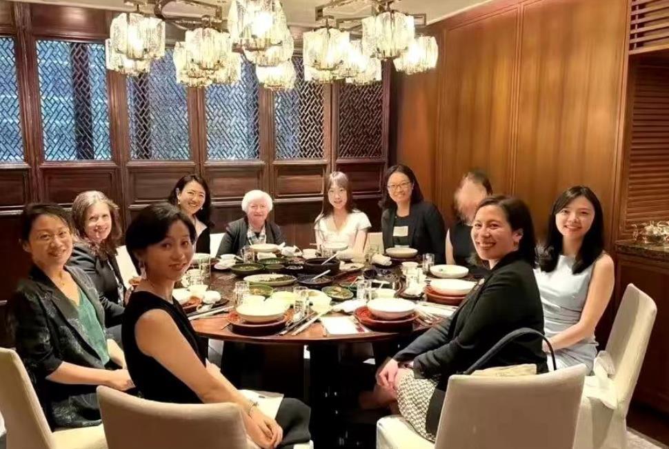 把支持中美关系的人都找出来

新任驻美大使谢锋在5月份到达美国的第一天对媒体说了