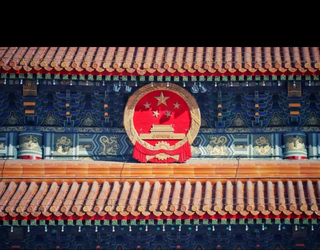 特朗普的对华政策就像六月的天，说变就变，真是个十足的纸老虎。他制定对华加征关税政