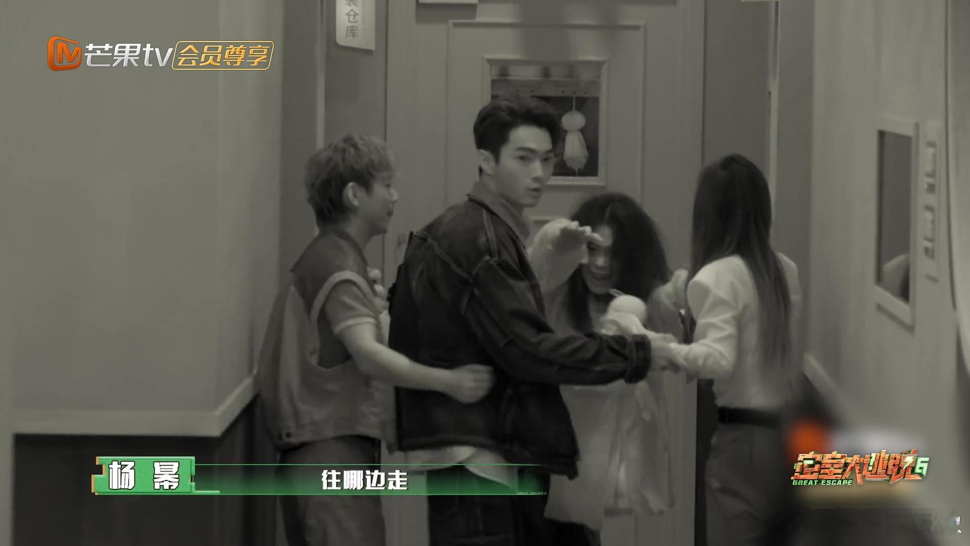 #杨幂在密逃分享欲爆棚# 杨幂在《密逃》中的分享欲简直无人能敌！她不仅聪明机智，