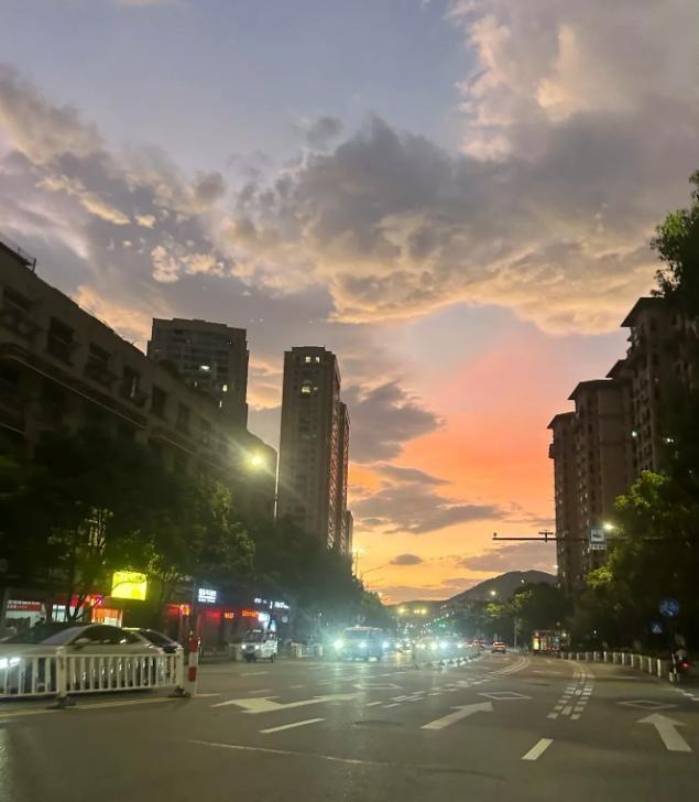 提前跟大家打个招呼，留心天气变化。距离9月7号白露节气到来，满打满算就剩不到十天