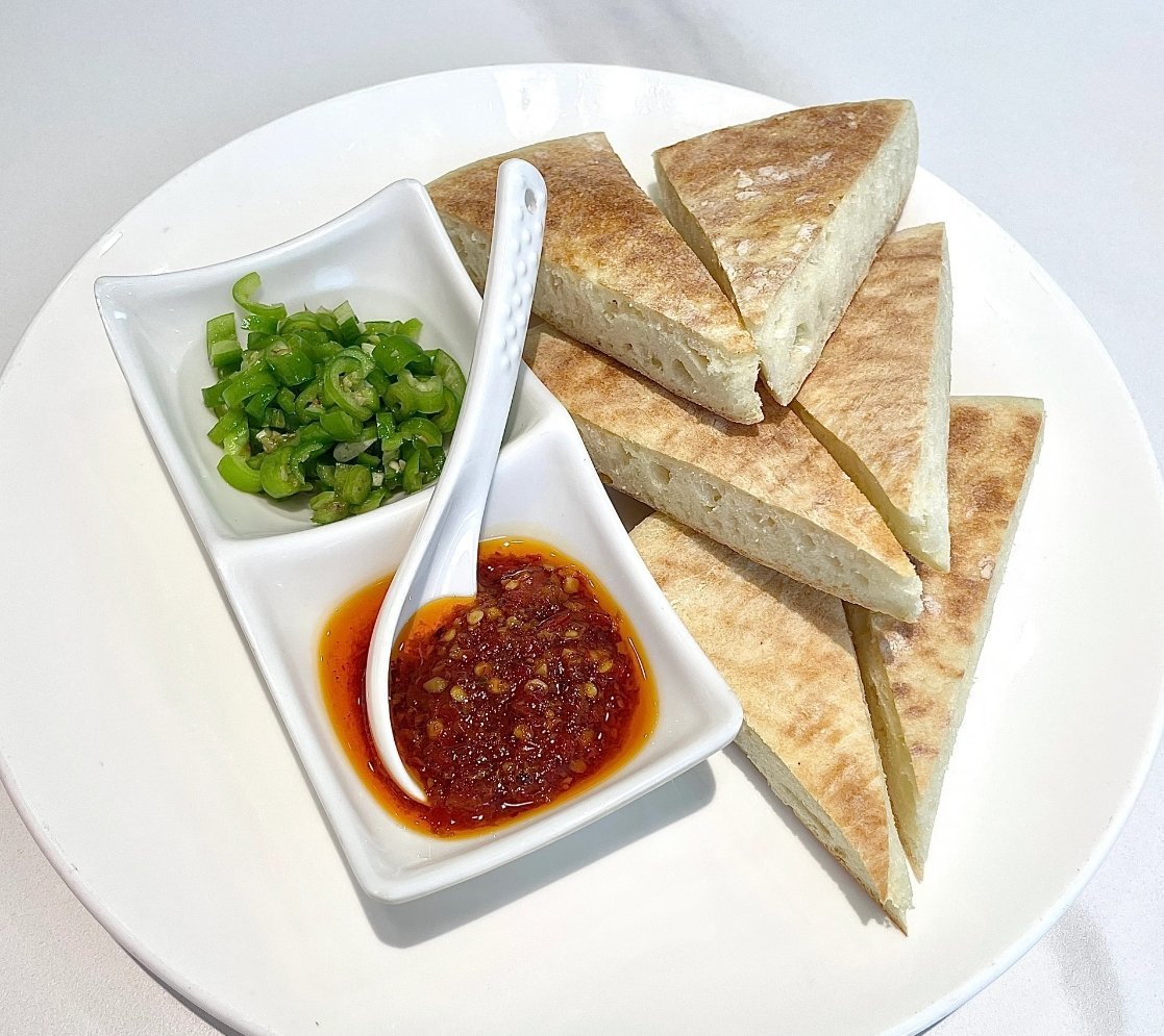 从头开始，向阳而生。妈妈用陪伴给足勇气，女儿靠努力踏实谋生，不卑不亢，认真生活。