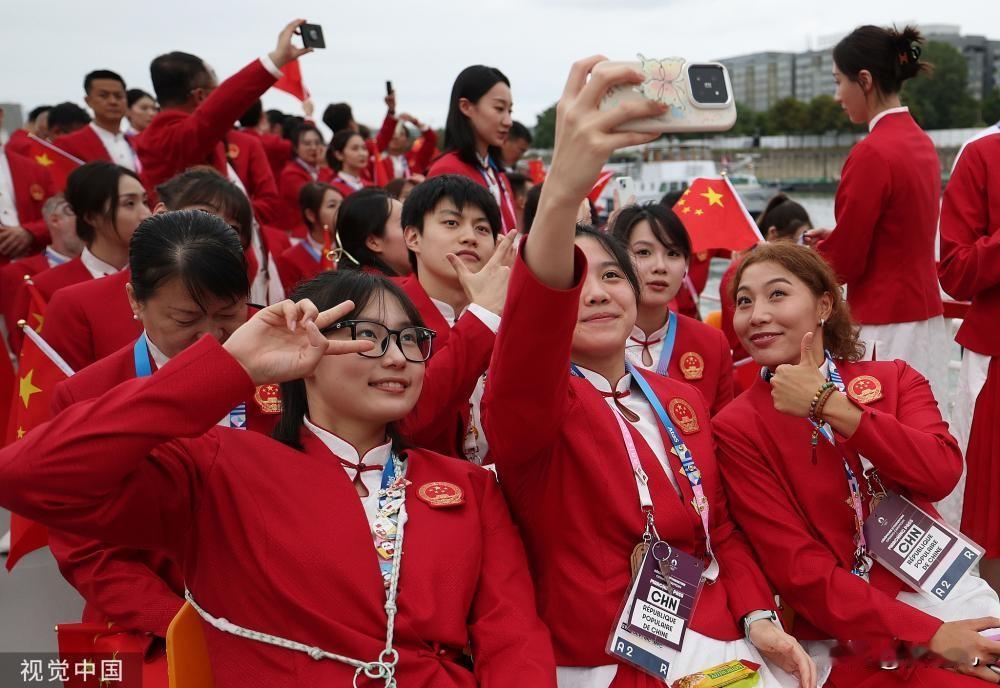 巴黎奥运会开幕式举行 中国体育代表团入场
巴黎时间7月26日，巴黎奥运会开幕式举
