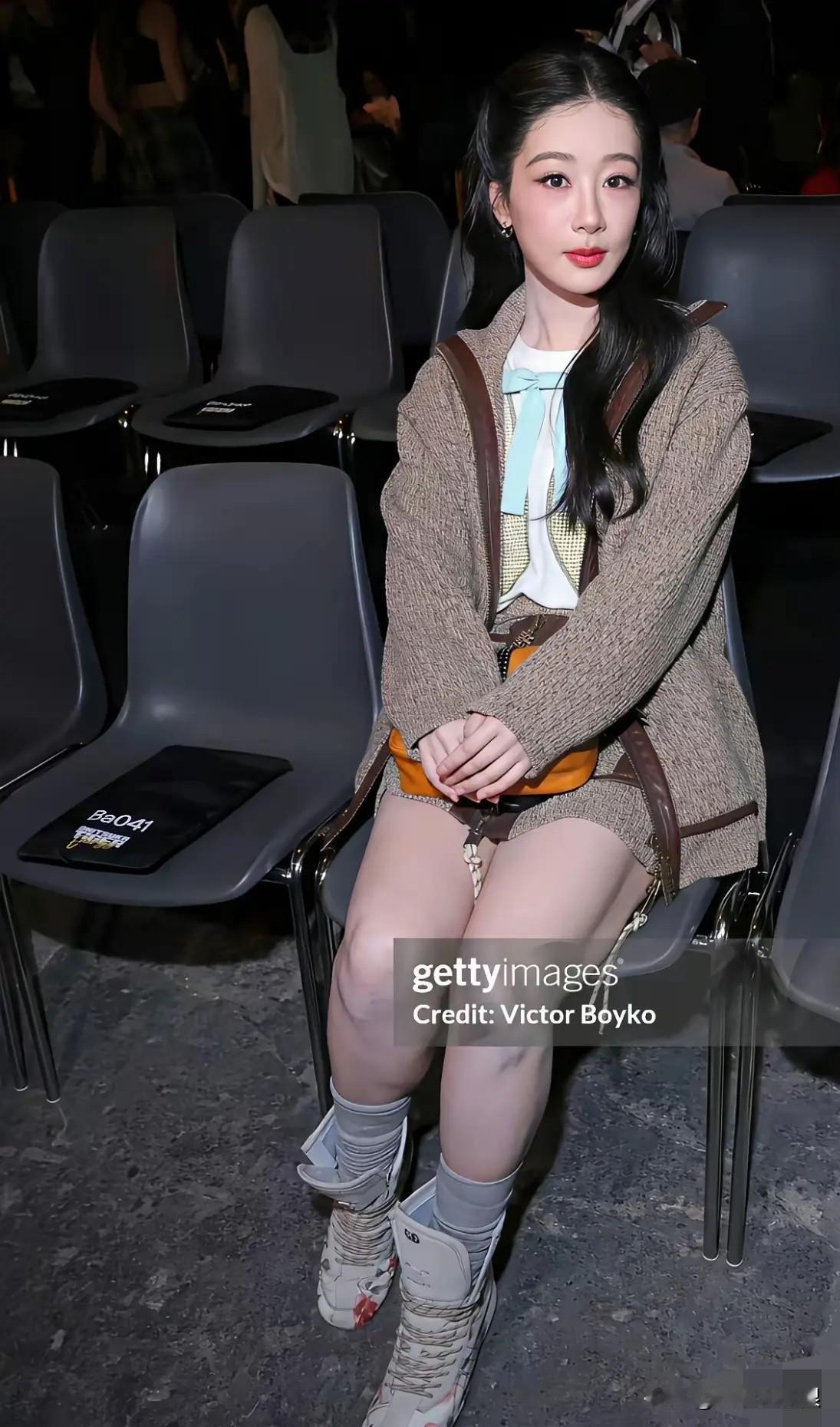 杨紫，真是让人想不到啊，都这么瘦了，然而这腿是一点都没瘦的感觉啊！

杨紫，16