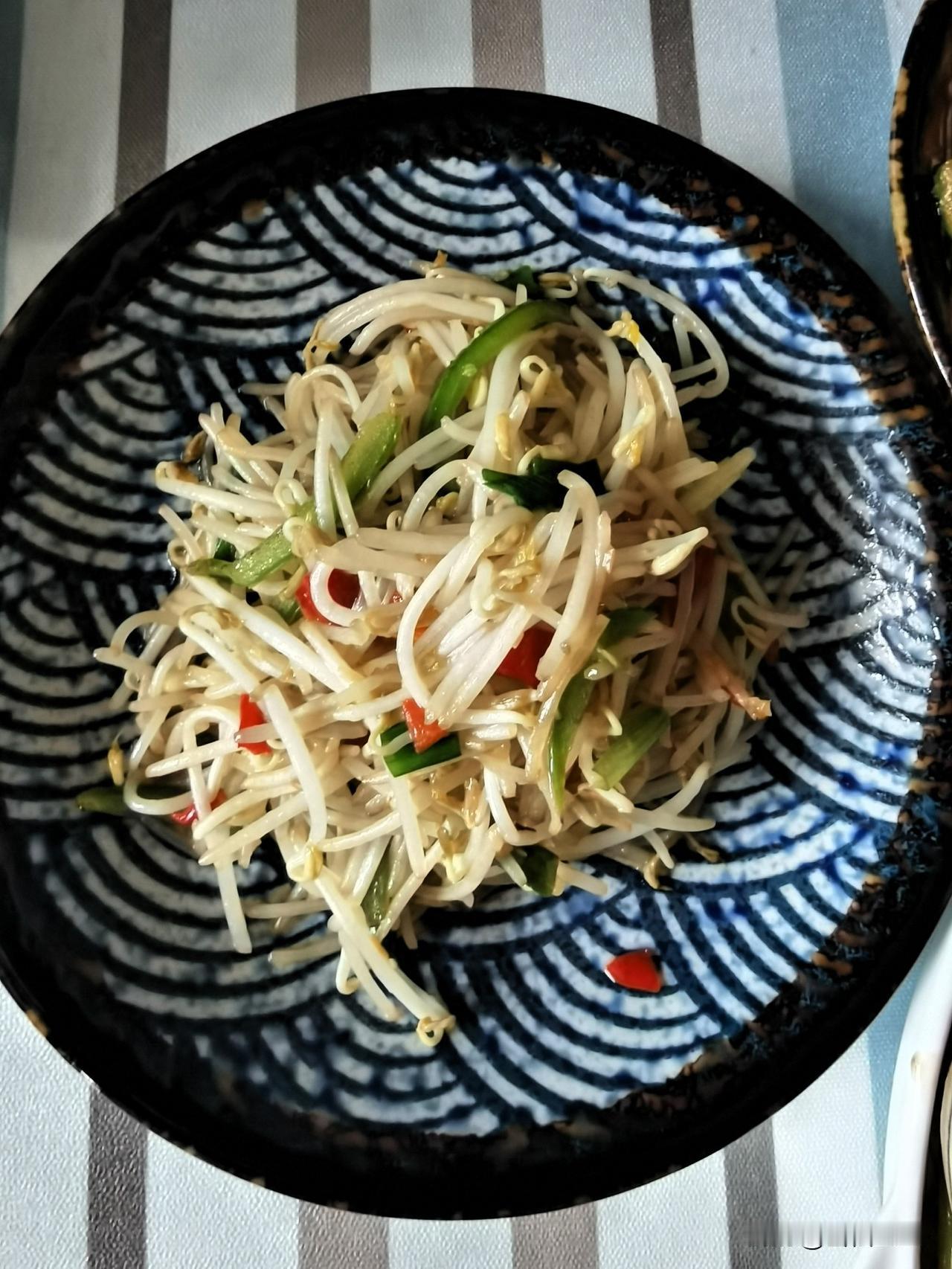 昨日中餐随拍。

150天的走地鸡做的咖喱鸡块，肉质紧实有嚼劲，每一口都能感受到
