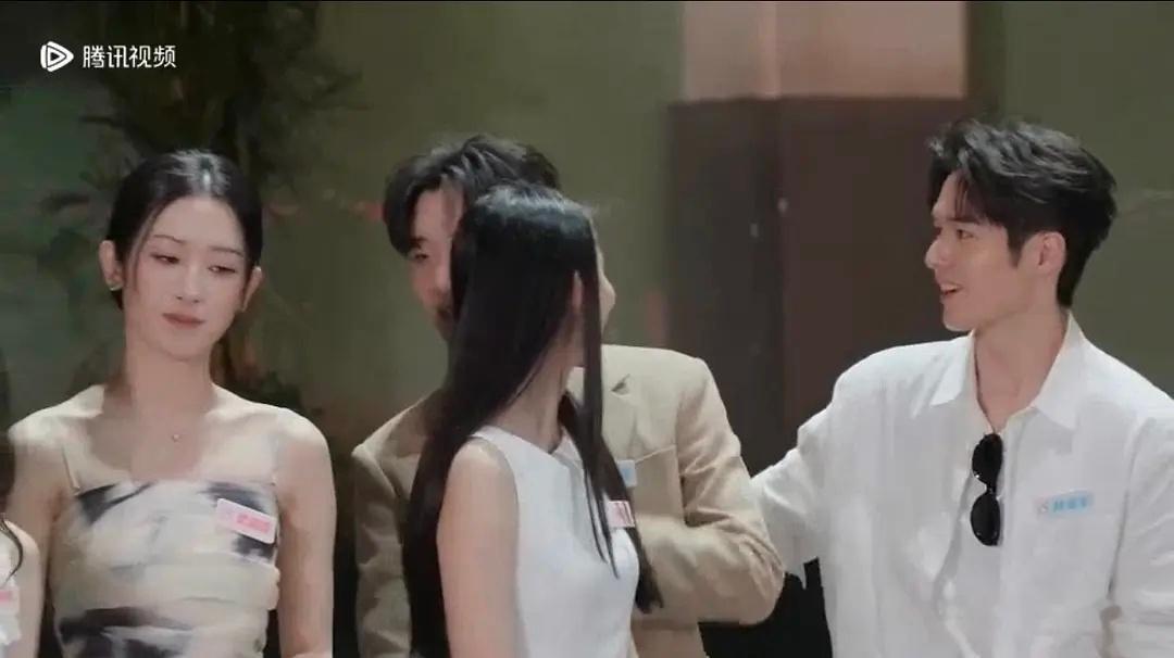 超绝不经意释放两边信号的瓜陈陀螺呀被赵拦下来以后，玥问：你脸都红了，肥陈头扭向后