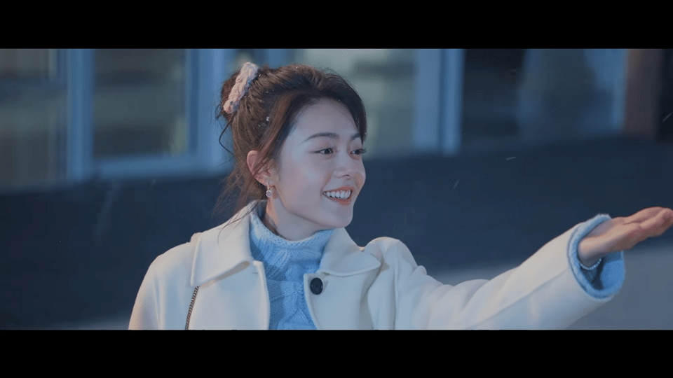 赵今麦骄阳似我初雪神级镜头 这镜头的色彩反差绝了！白色的纯净与黑色的深沉交织，加