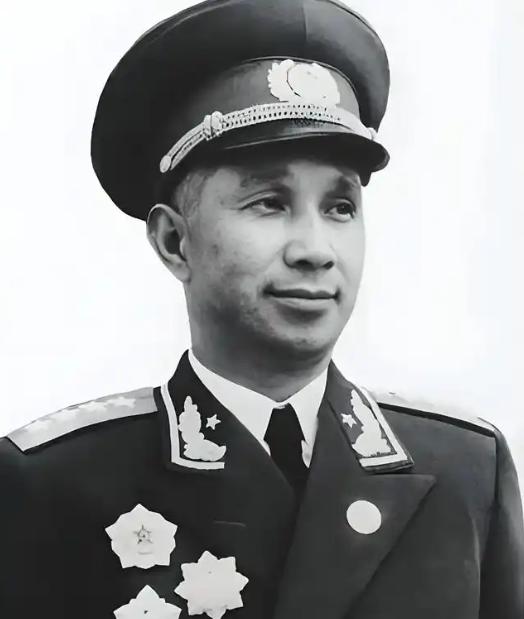 1961年粟裕到东北休息。当时粟裕已经不再是总参谋长了，有人还不准他接触军队，限