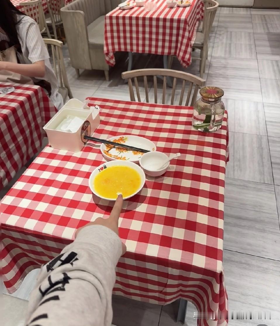 女子为了100元去西贝只喝一碗粥！
 
一女子为了100元，跑去西贝就点了一碗粥