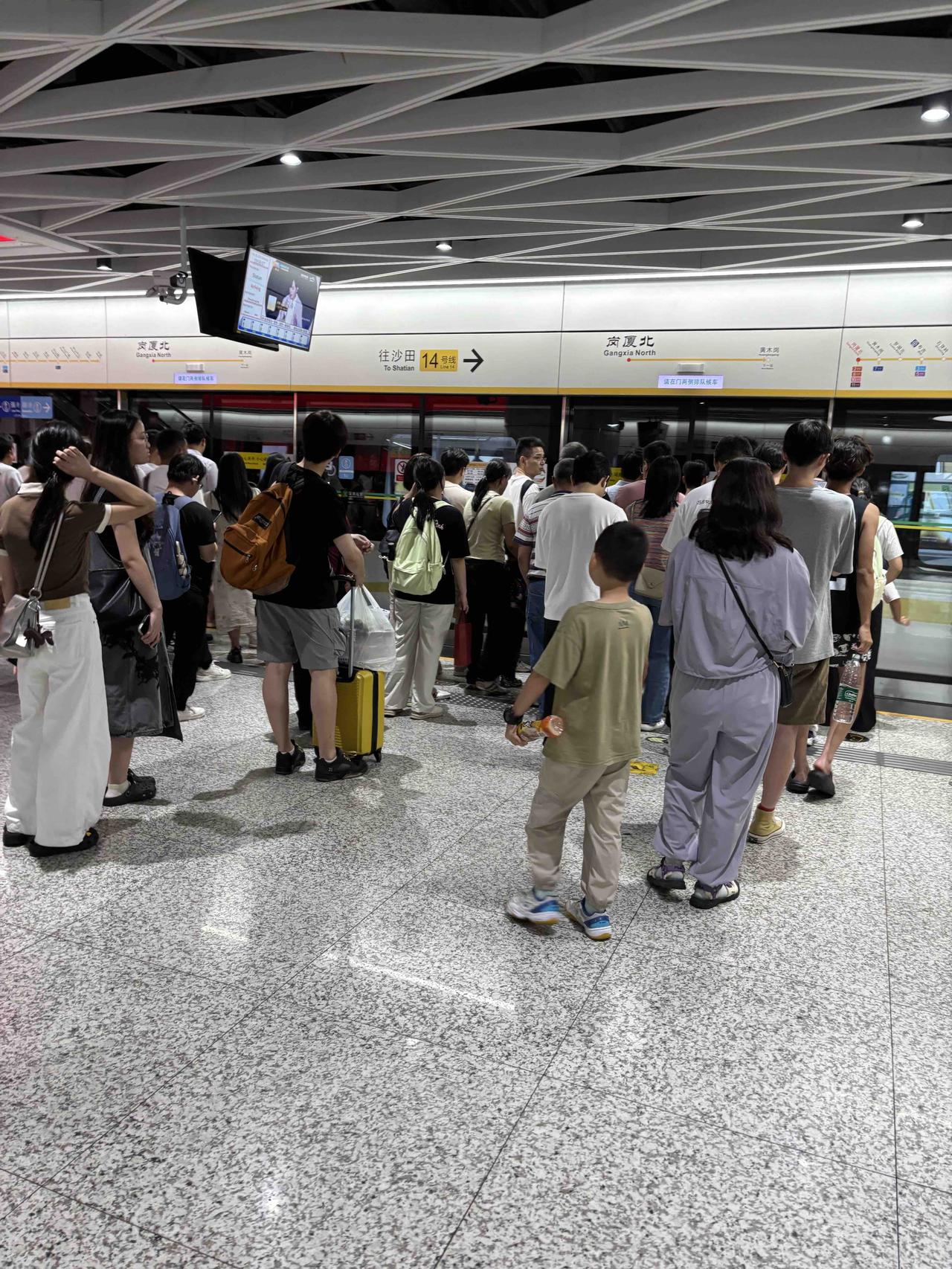 昨晚开了一个家长会，所有的家长都在问自己的小孩子的学习成绩。但是现在小学不再期中