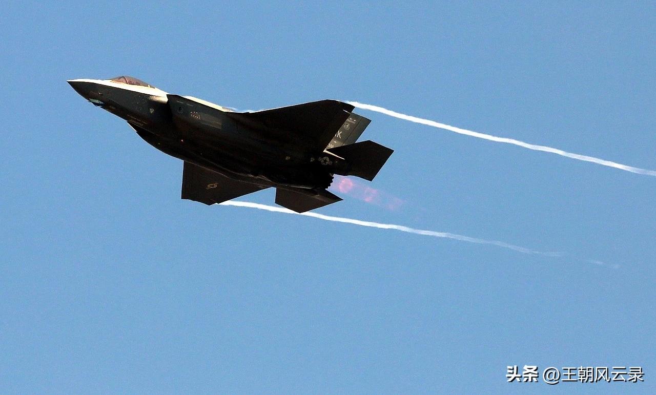 又一架美国战斗机被伊朗击落
最新消息显示，伊朗军方又击中一架美军战斗机。
3月2