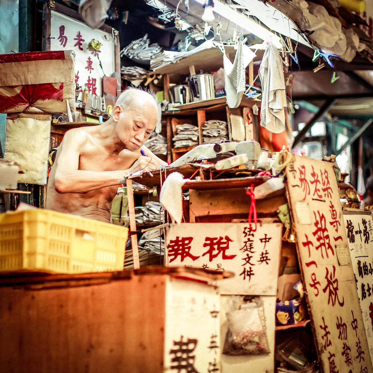 潮汕有侨批，香港同样有“写信佬”。

在电影阿嫲的情书内，出现一个词语叫侨批，闽