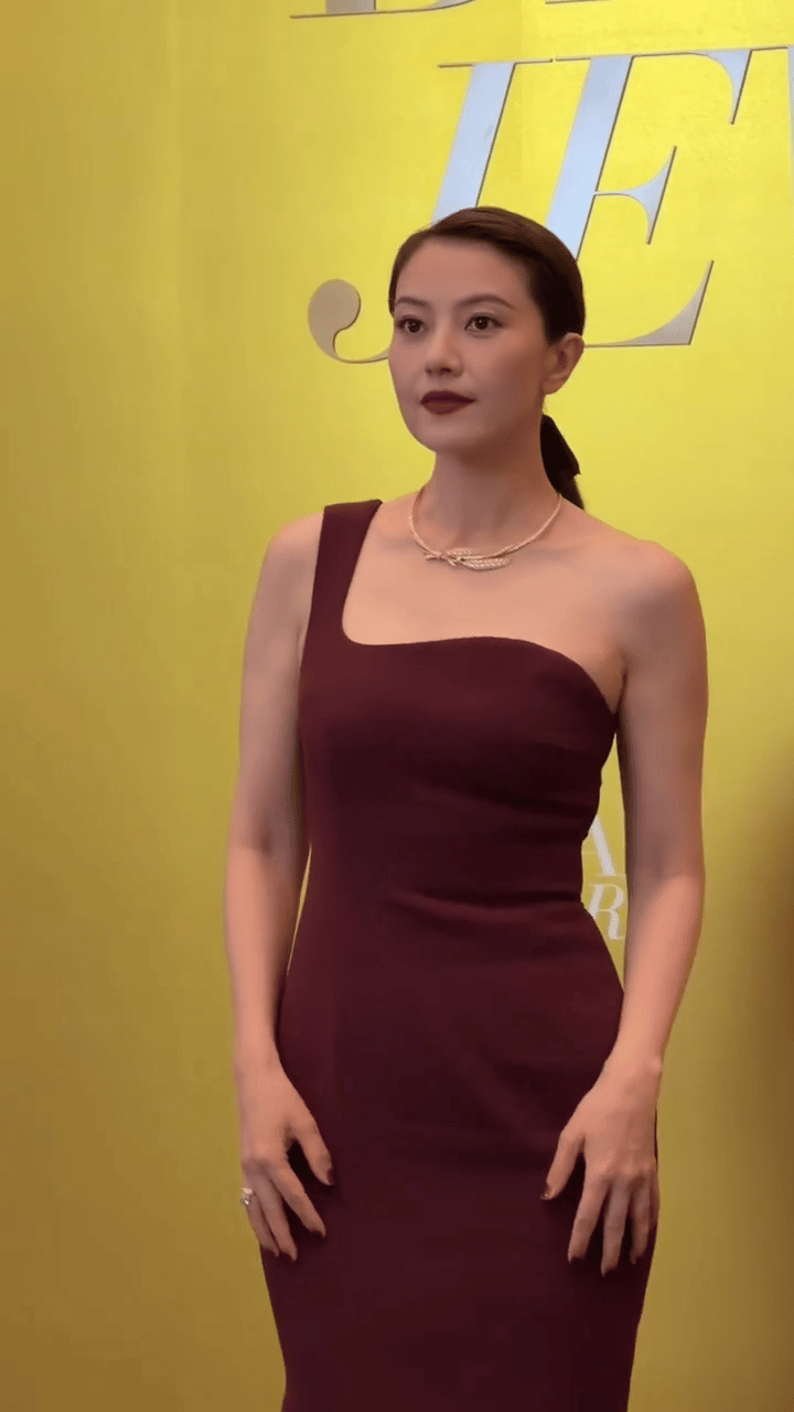 高圆圆在这样的妆容下完全看不出老态！