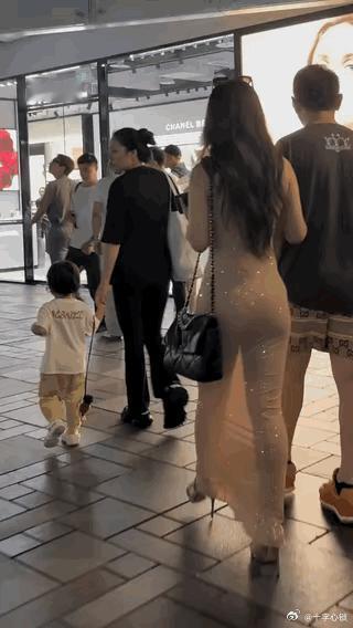 看这个背景男平时不用搬砖的 