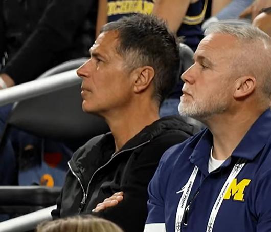 佩林卡这也太有闲心了，湖人都成啥样了，还搁那加油呢！
今天有媒体晒出了最新照片动