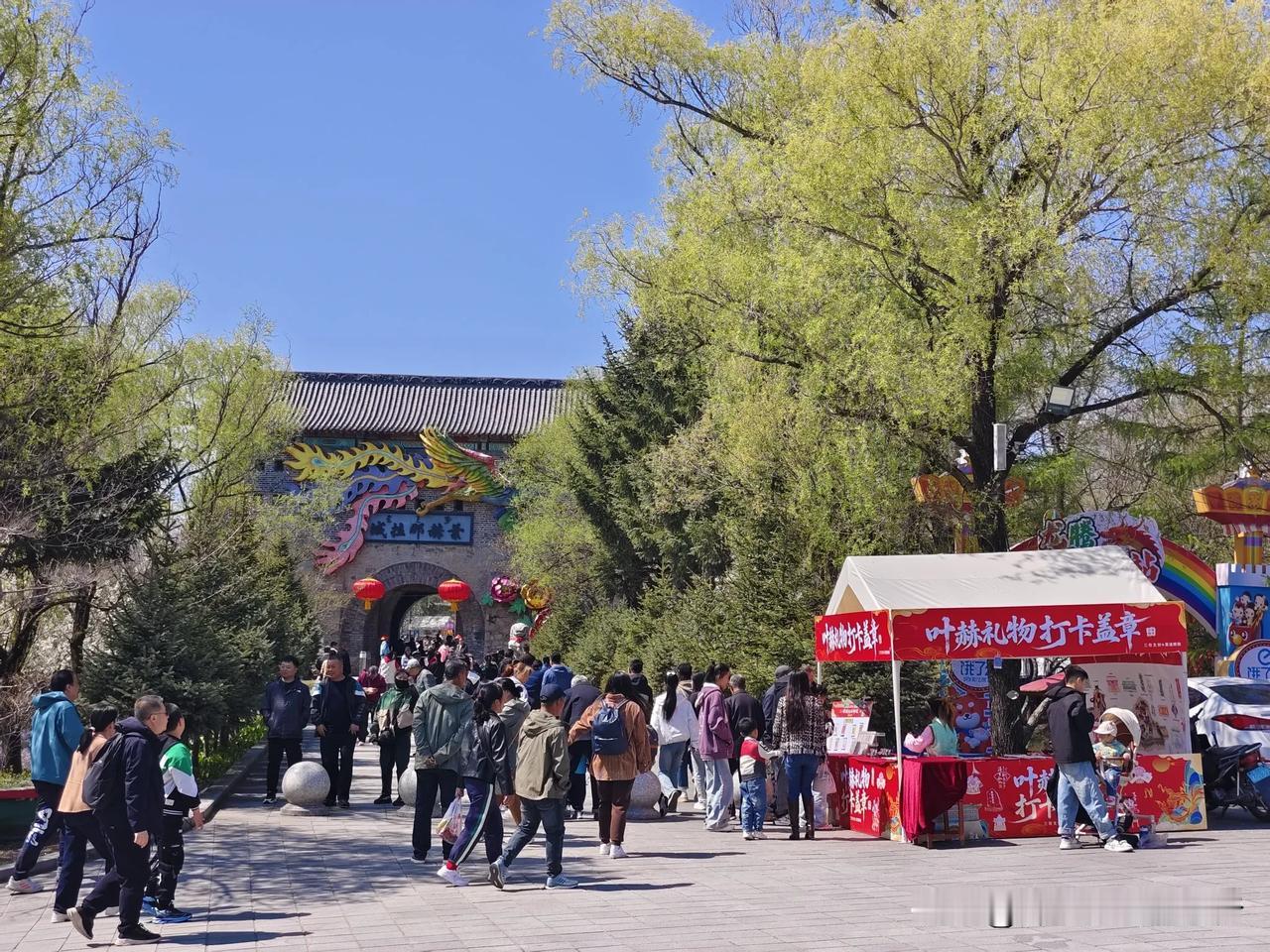 五一假期，四平市叶赫那拉古城，游客也是真多，上午9开始停车场就已经没有了位置，车