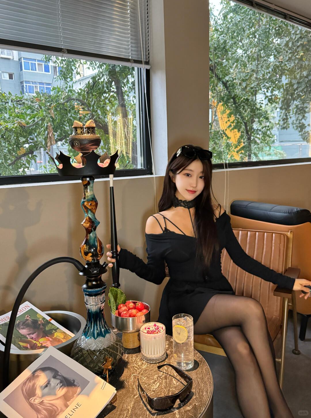 黑丝连衣裙搭配黑丝，这组合简直是时尚界的“王炸”！女人味直接拉满，连衣裙勾勒出她