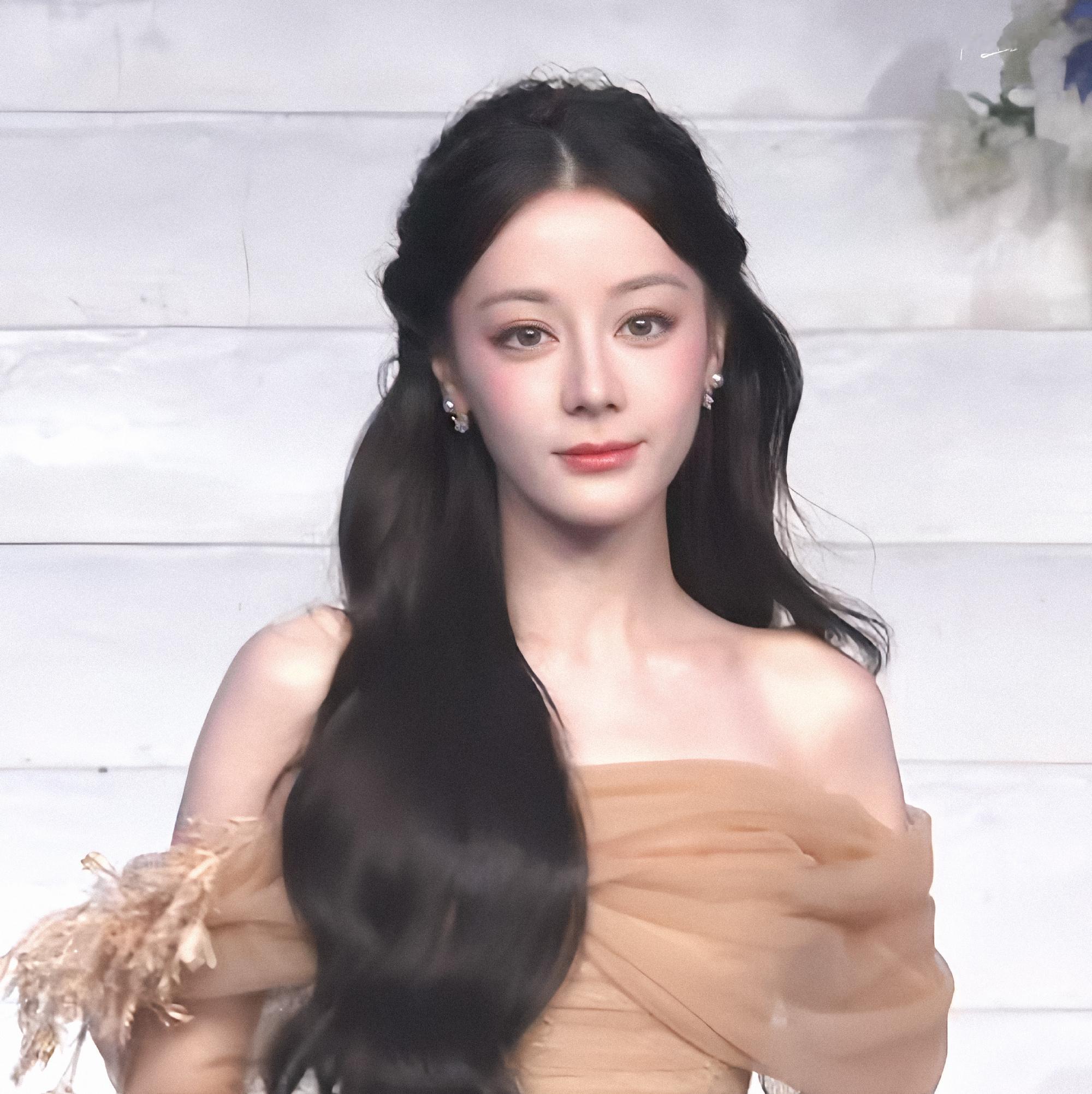 #迪丽热巴[超话]#微风轻拂，阳光微暖，山河如梦，你入我心𝒯𝒽ℯ 𝒷𝓇ℯ