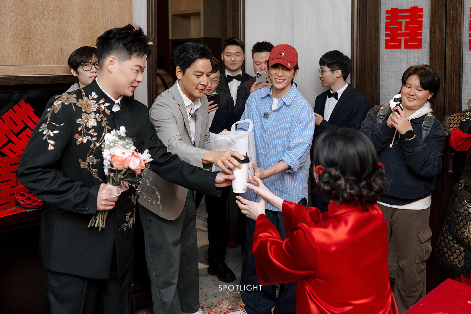 早知道是吴彦祖就不堵门了 谁能拒绝温柔又帅气的吴彦祖，堵门瞬间变成欢迎仪式！ 