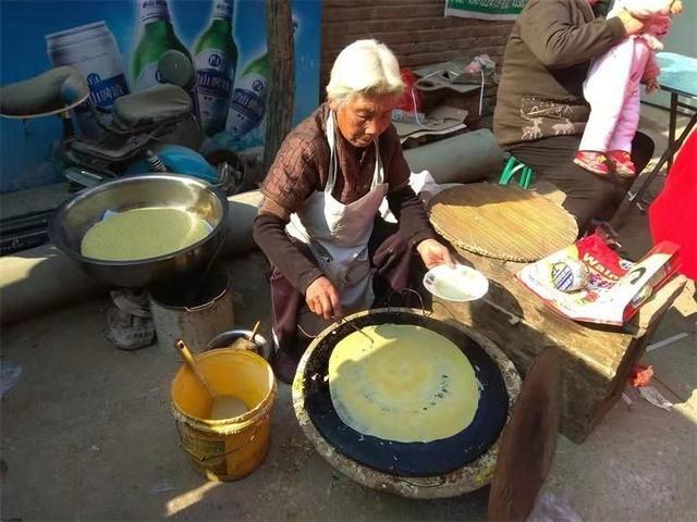 消失的煎饼摊奶奶
校门口卖了十年煎饼的李奶奶突然失踪，学生们传言她被子女接去享福