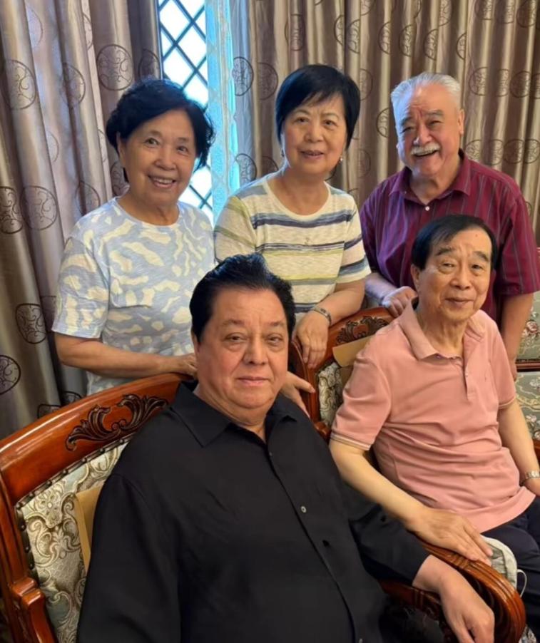 九岁的李金斗、七十七岁的石富宽，再加上李嘉存，上个月在北京全聚德留下了这张难得的