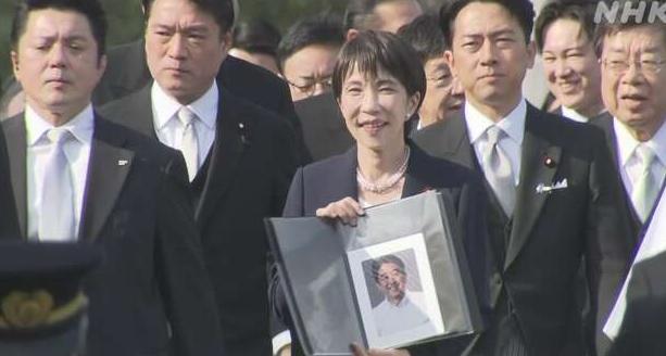 高市早苗带着安倍晋三的遗像参拜了伊势神宫,在记者会上的高市早苗大谈中日关系，却似