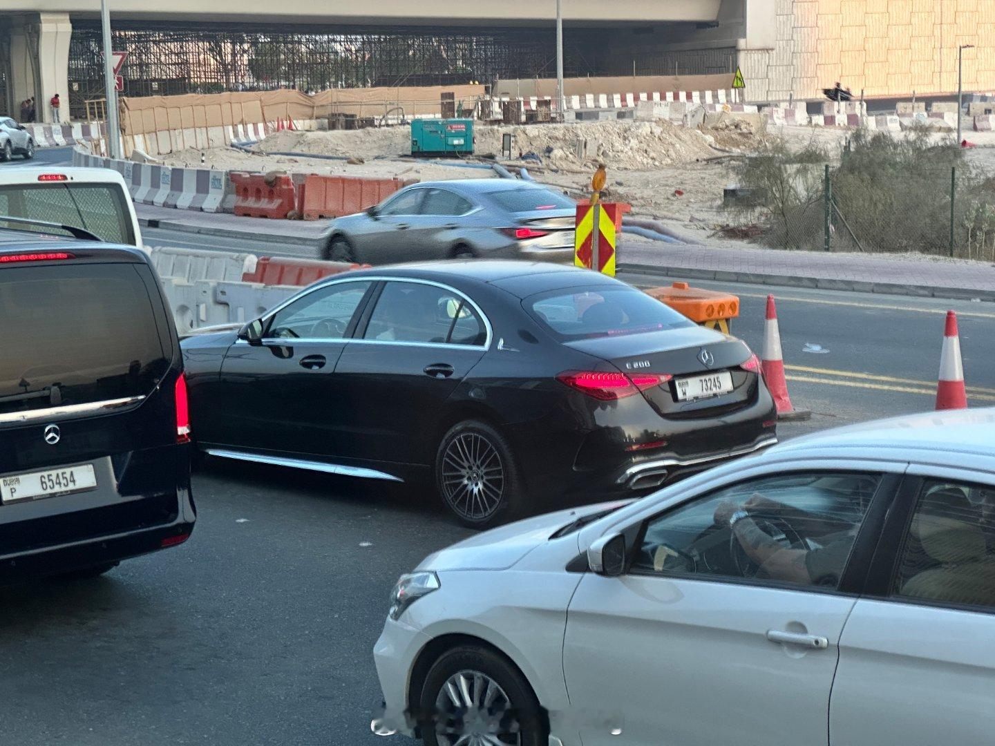 迪拜汽车观察 W206的C级在全球七个工厂里生产，除了不来梅、北京和南非，其余四