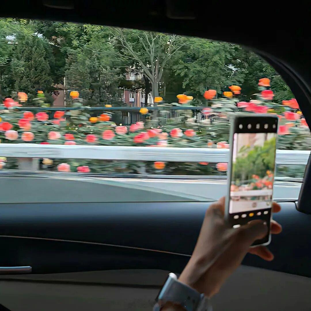 要让爱情成为动力，让自己变得更厉害，更漂亮，每个方面都变得更好，那个人就会自己回