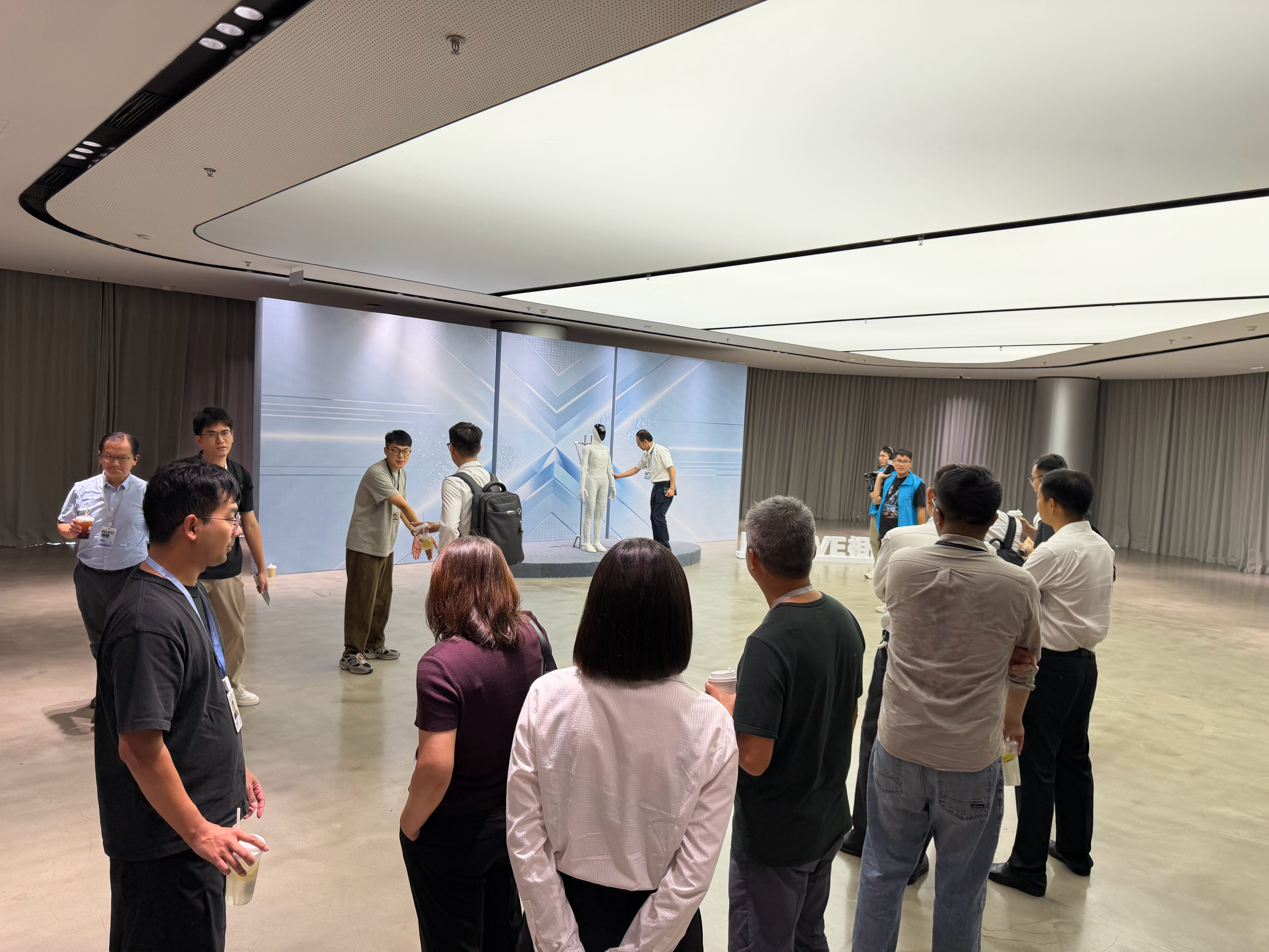 小鹏首届机器人供应链大会来了，会上多位供应链人士表示，虽然机器人行业仍处于产业化