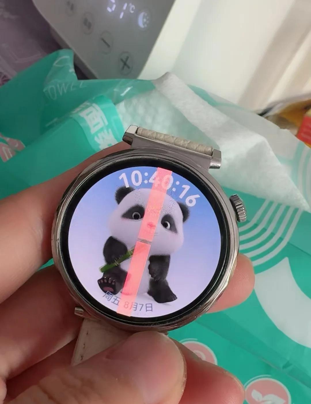 手表突发故障，生活小插曲
用了挺久的手表，屏幕莫名出现竖线。
好好的设备说坏就坏