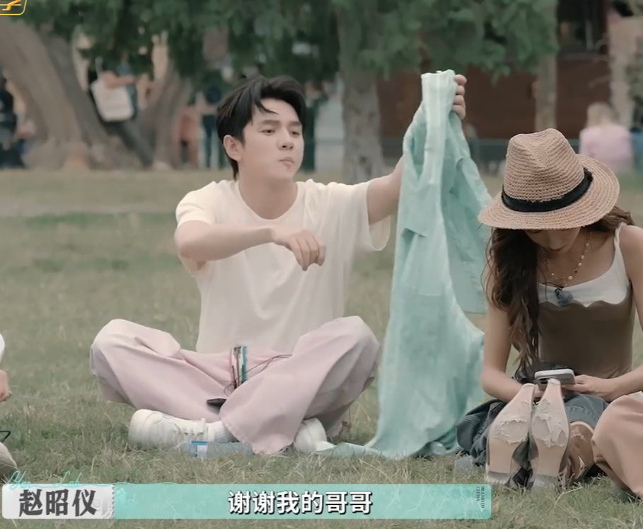 李佳琦给易梦玲试妆哟呵！店铺快打烊，易梦玲看中深色口红，李佳琦迅速挑选，亲自试妆