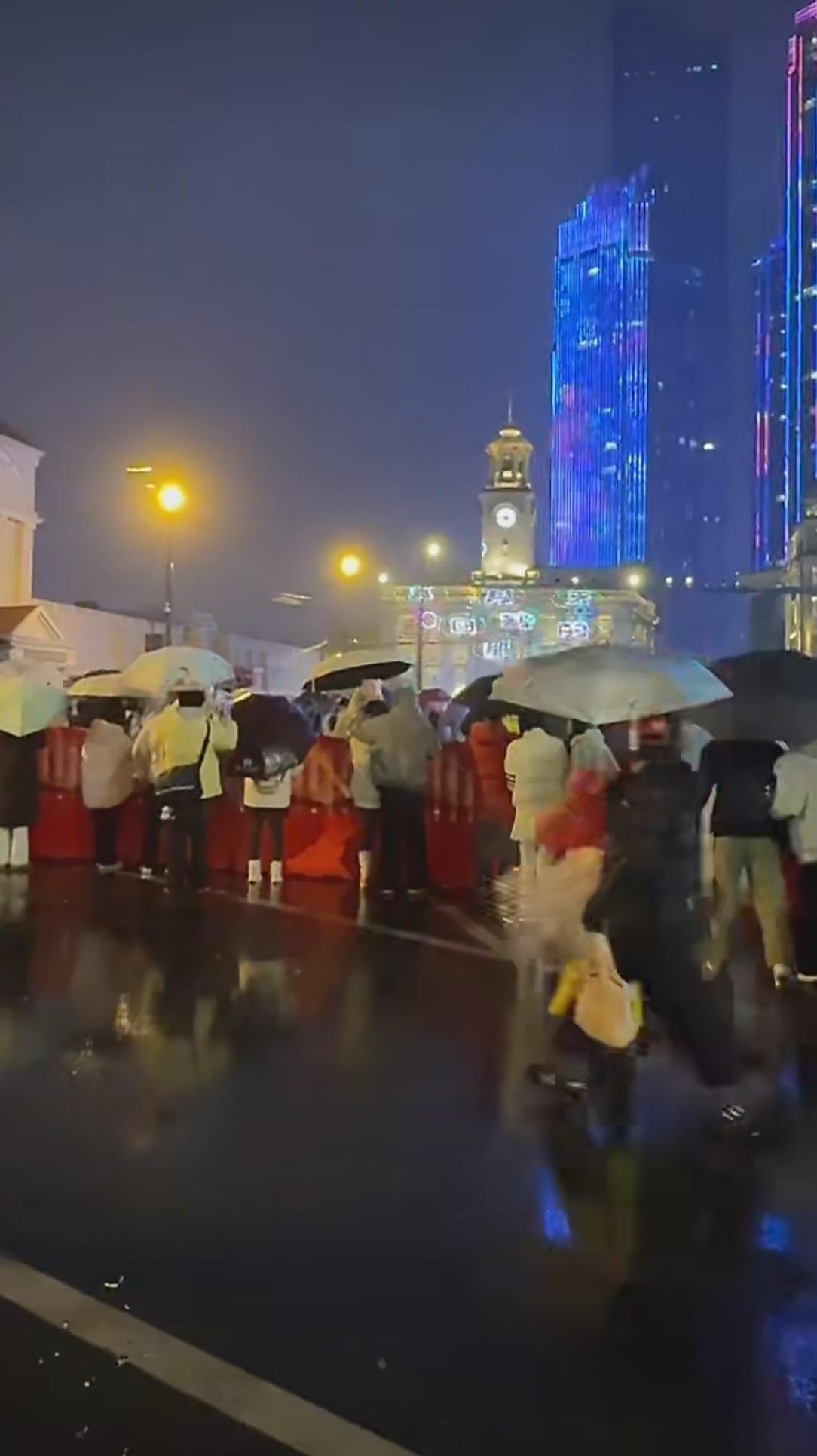 我的同事说今晚要带女儿去江汉关那里跨年，我很惊讶她年纪这么大还能如此疯狂，又冷还