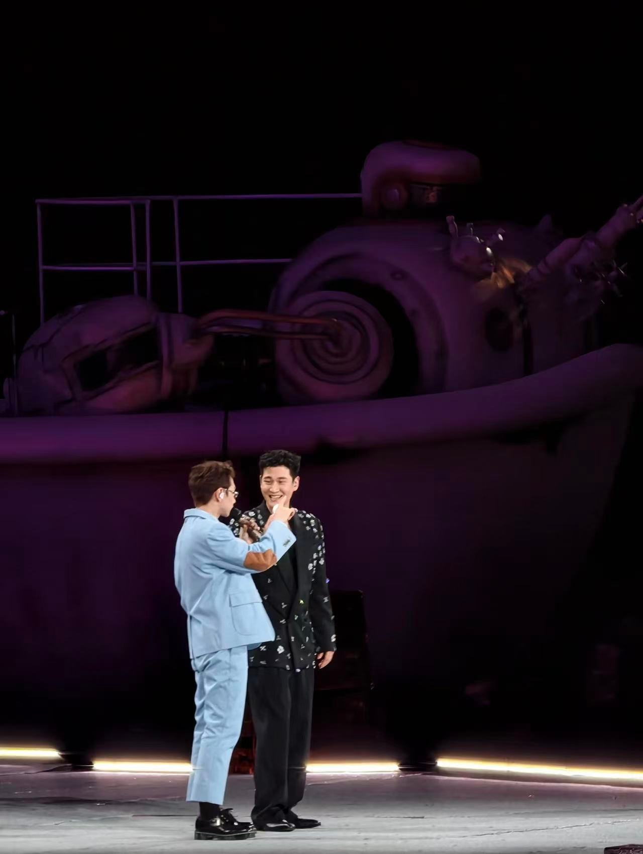 汪苏泷周兴哲错位图吓我一跳  一眼万年以为在拍《流星花园》，定睛发现是《变形计》