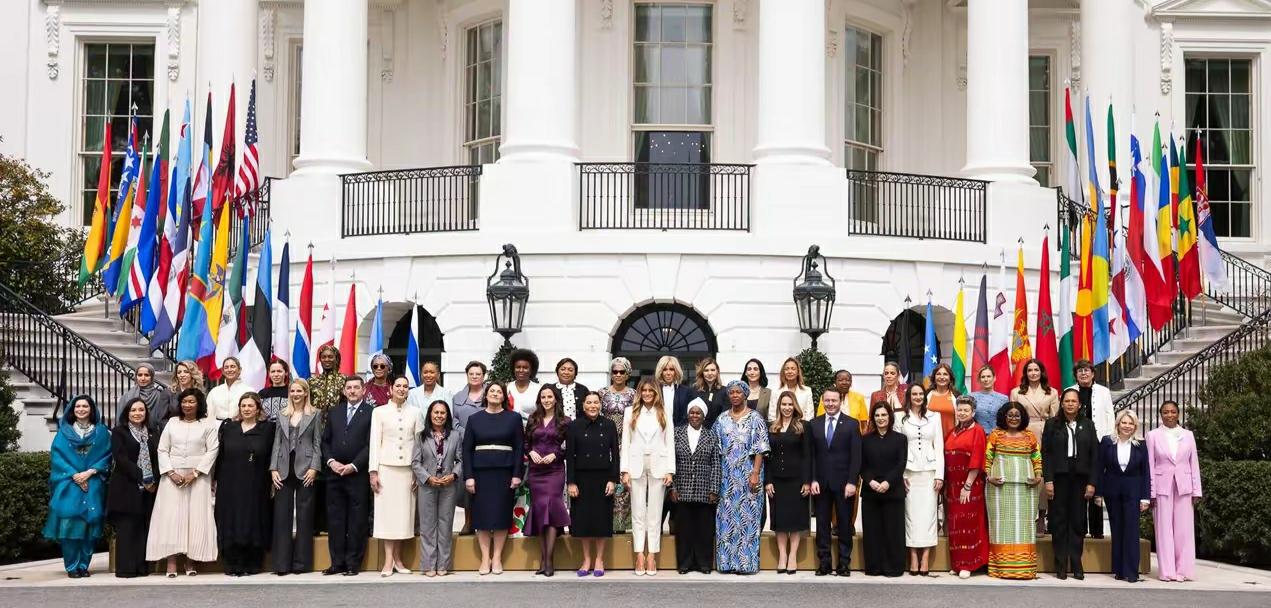 特朗普的模特老婆在白宫举行“携手共创未来”活动，邀请多国第一夫人参加！
我想问一