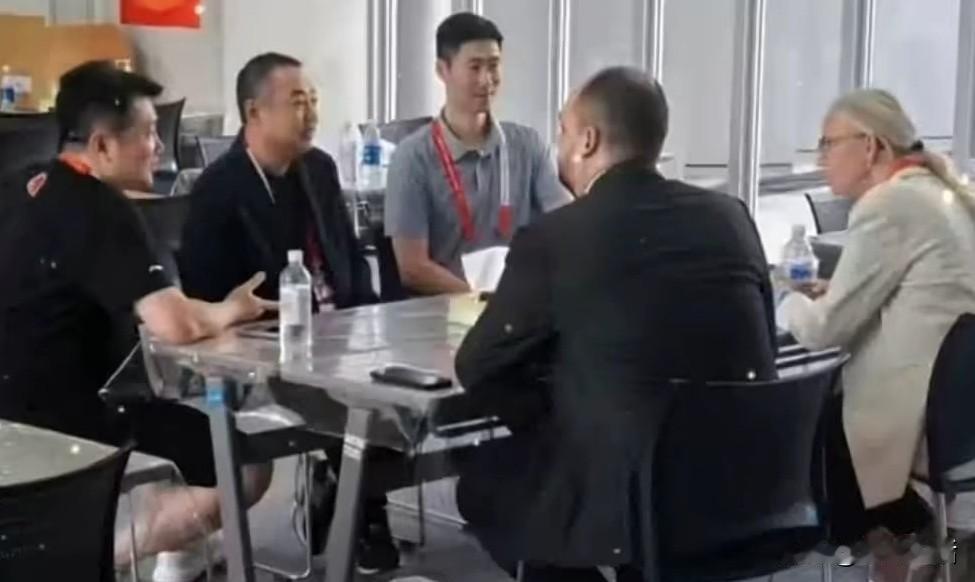 刘国梁现身亚运会，助国乒征战亚运！

名古屋亚运会国际乒联第一副主席刘国梁现身赛