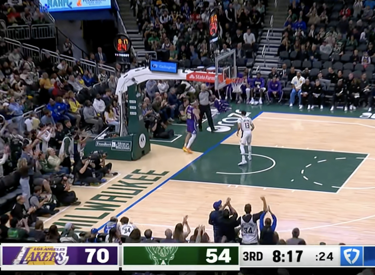 雄鹿打出15-0高潮！湖人只领先16分！ 