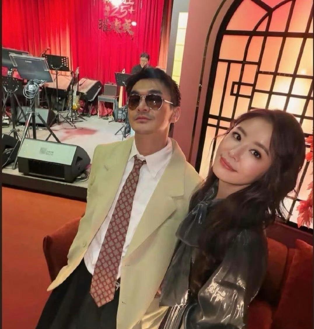 林心如在台北办50岁生日派对，她留着一头卷发，化着精致的妆容，脸部保养得宜，突然