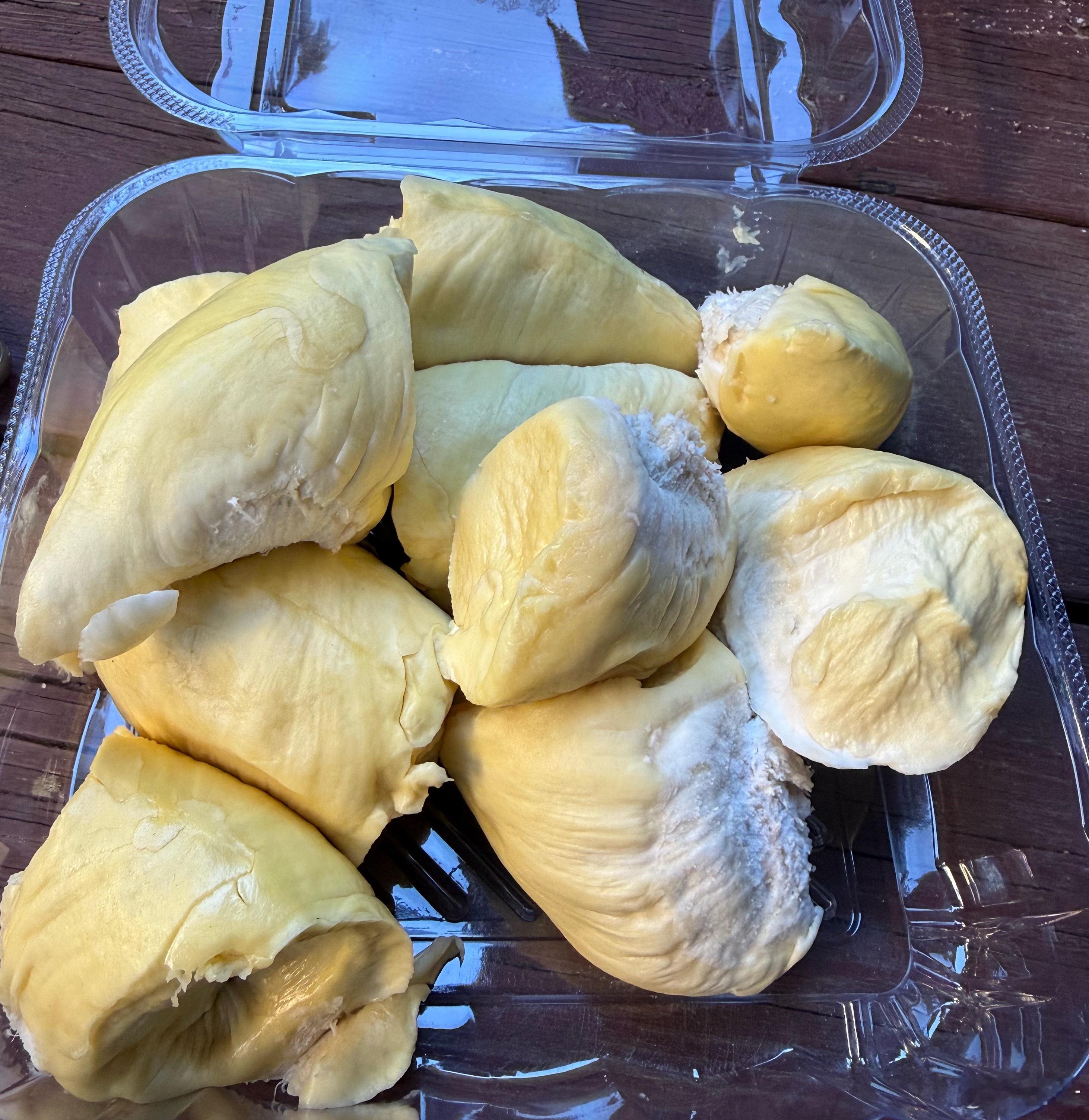 下午看人家说榴莲便宜，结果没那么便宜。不过也还好了，20块钱一斤，买了一个吃……