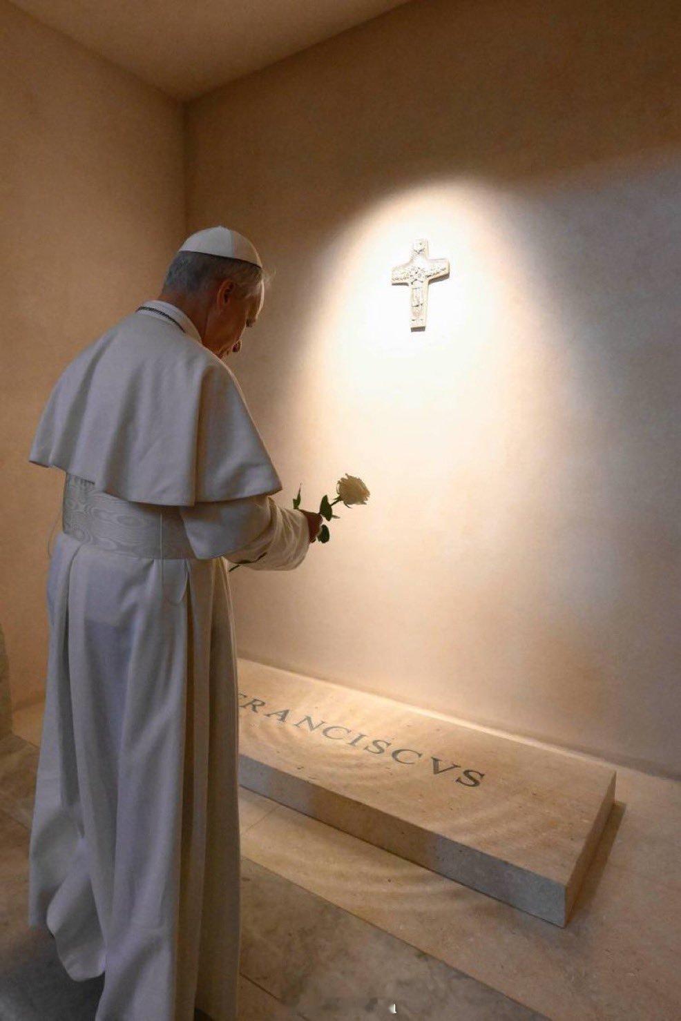 🇻🇦 |教皇利奥十四世在当选罗马最高教皇两天后拜祭方济各的陵墓。 ​​​