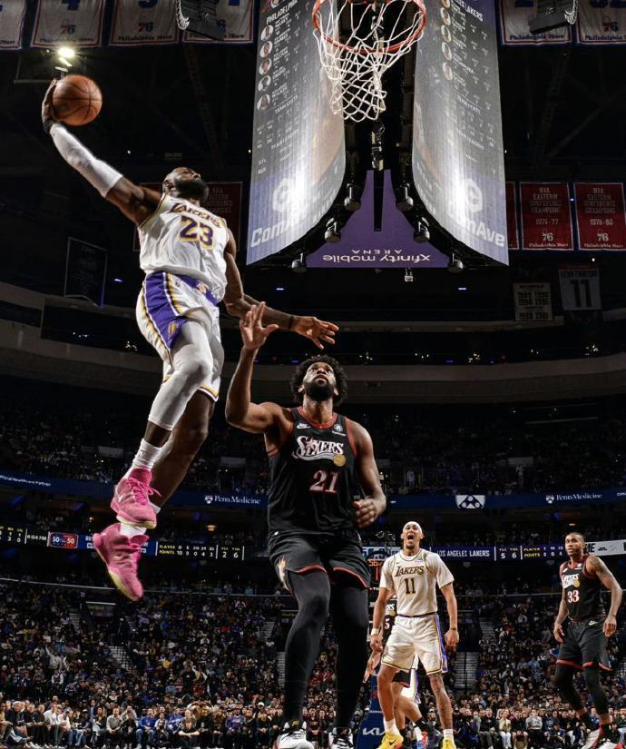 41岁詹姆斯太强了，还在创造历史记录！
今天NBA常规赛湖人客场迎战76人。全场