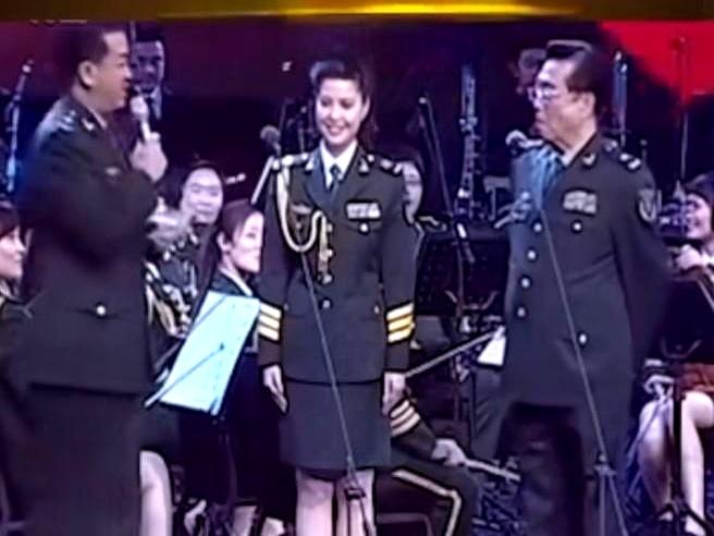一句追问，把台下的拍手拧成了静默。
一次演唱会现场，黄宏担任主持，轮到李双江与梦