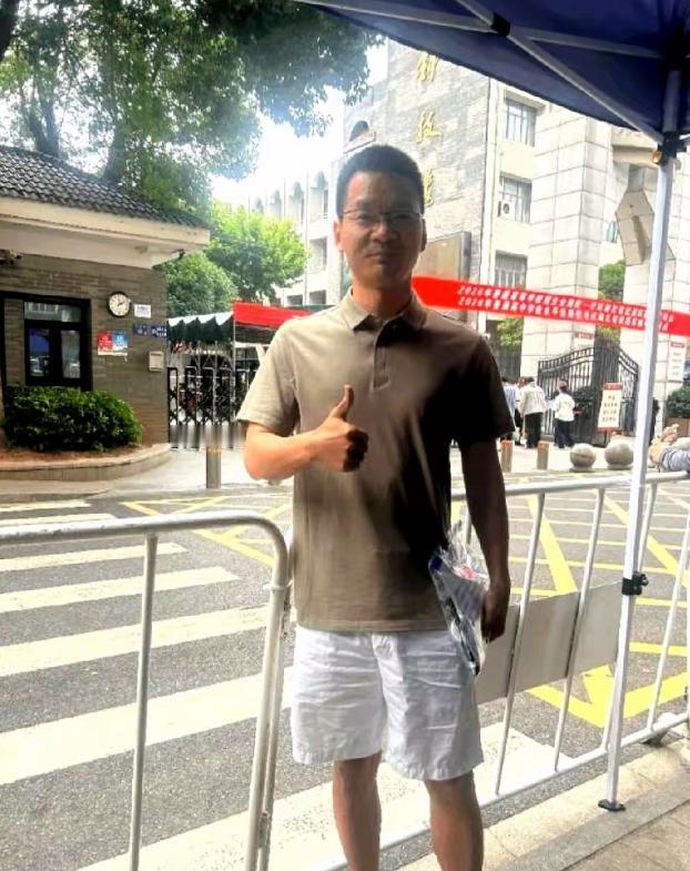 武汉一位高中数学老师，连续四年亲自报名参加高考，今年考完自己估了138分，最逗的