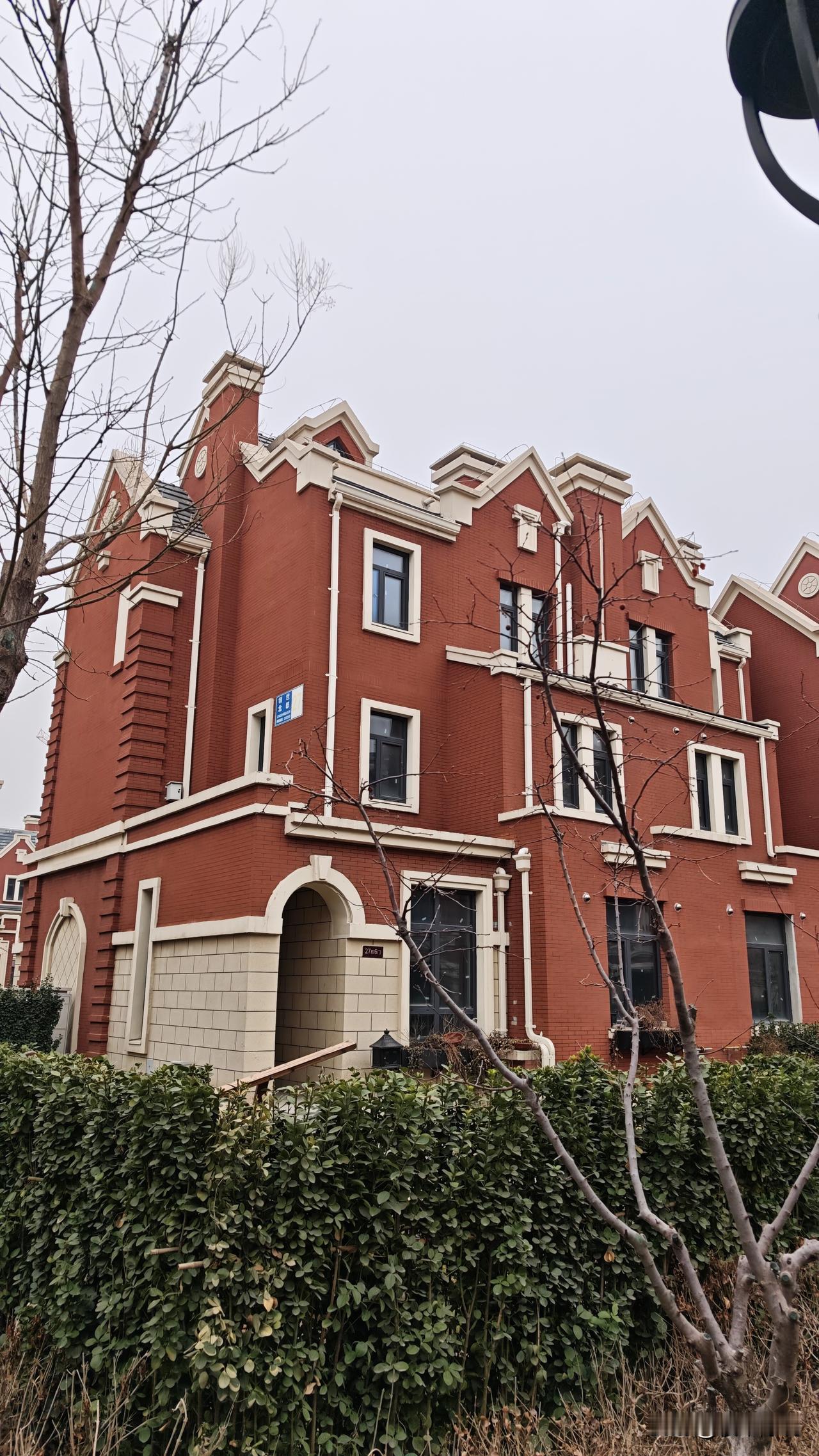 领世郡听松花园的联排别墅是真合适，227-235平米，地上三层，地下一层。地下室